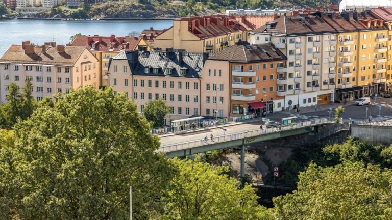 Essingebron med omkringliggande, hus, vatten och träd.