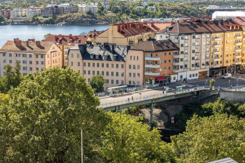 Essingebron med omkringliggande, hus, vatten och träd.